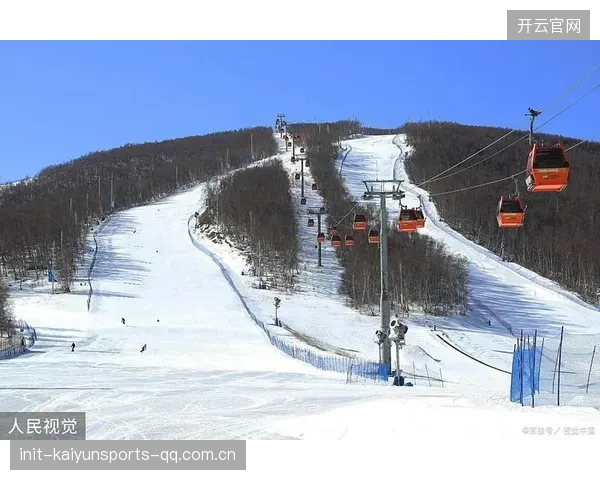 滑雪落地惊险却稳住——挑战自我，尽在雪域之间