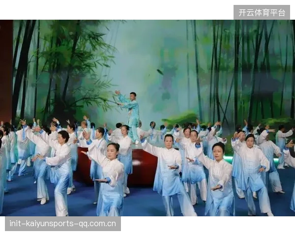 花样游泳社区展演鼓励老年人参与健身文化——用激情点亮银发人生