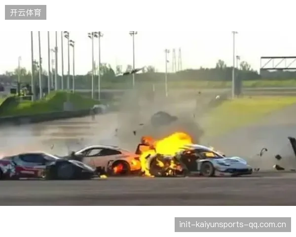 赛车比赛濒死事故惊魂，车身撞碎仍奇迹生还